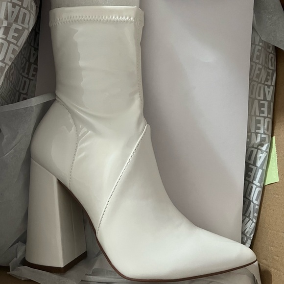 NEW- Steven Madden White Booties Size 8. Missed the return window. Never worn. - Picture 3 of 4